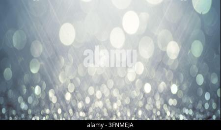 Weiche Bokeh-Lichter bilden einen träumerischen, stimmungsvollen Hintergrund. Stockfoto