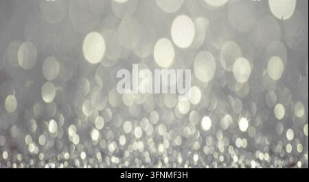 Weiche Bokeh-Lichter bilden einen träumerischen, ätherischen Hintergrund. Stockfoto