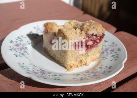 Hefegebäck mit Obst auf einem Teller. Stockfoto