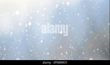 Weiche Winter-Schneeflocken fallen natürlich vor einem unscharfen Outdoor-Hintergrund, Stockfoto