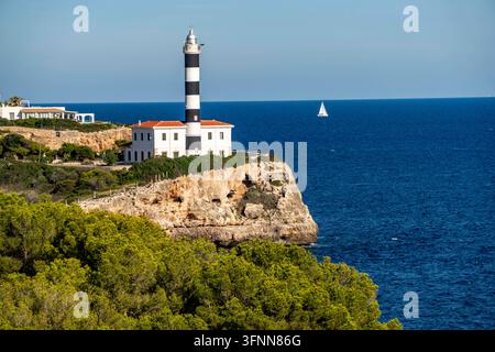 Der Leuchtturm von Portocolom, Faro de Porto Colom, 25 Meter hoch, am Eingang der Bucht von Portocolom, größter Naturhafen der Insel, Hafenort an der Ostküste von Mallorca, Balearen, Spanien, Portocolom *** Der Leuchtturm von Portocolom Faro de Porto Colom, 25 Meter hoch, am Eingang zur Bucht von Portocolom, der größte Naturhafen der Insel, eine Hafenstadt an der Ostküste von Mallorca, Balearische Inseln, Spanien, Portocolom Stockfoto