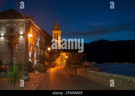 Das Dorf Stoliv bei Nacht, Bucht von Kotor, Montenegro, Europa. Stockfoto