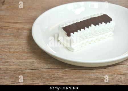 Milch-Vanilleeis mit Schokoladenaroma als Topping auf einem Teller anordnen Stockfoto