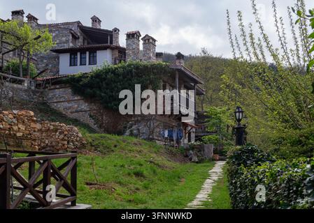 Traditionelles Steinhaus neben einem Dorfweg in Griechenland Stockfoto
