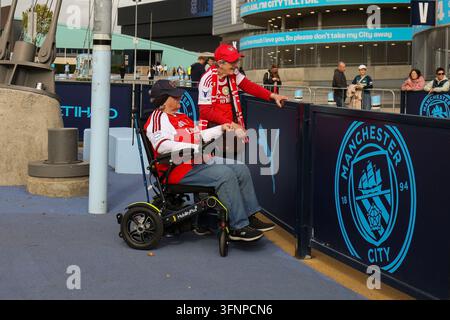 Etihad-Stadion, Manchester, UK. 4. Okt., 2026. Frauen-Superliga-Fußball, Manchester City gegen Arsenal; Zwei Arsenal-Fans vor dem Etihad-Stadion Credit: Action Plus Sports/Alamy Live News Stockfoto