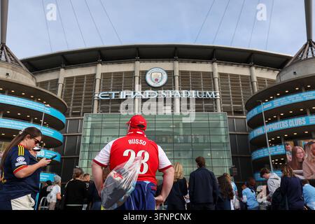 Etihad-Stadion, Manchester, UK. 4. Oktober 2026. Frauenfußball der Super League, Manchester City gegen Arsenal; Arsenal-Fans warten vor dem Etihad-Stadion Credit: Action Plus Sports/Alamy Live News Stockfoto