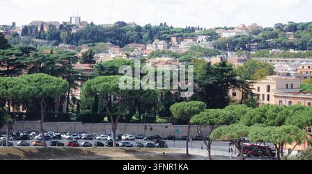 Blick auf den Circus Maximus und den Aventin in Rom, Italien, gesehen vom Palatin Stockfoto