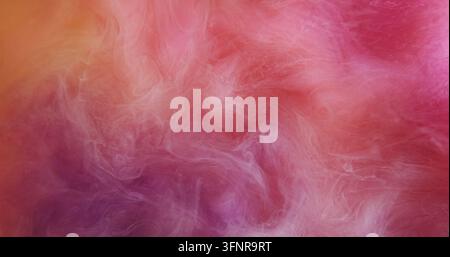 Kunstnebel. Nebelfarbe. Mehrfarbige Flüssigkeit vermischt sich rot violett orange Farbstoffströmung. Unschärfe Wolkenstruktur verschüttet abstrakter Aquarellhintergrund. Stockfoto