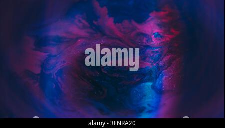 Funkelnde Leuchttextur. Unschärfe-Flare-Farbe. Schimmernder Pigmentstrom vermischt farbenfrohes Neonleuchten. Lila rosa blau abstrakter glänzender flüssiger Hintergrund. Stockfoto