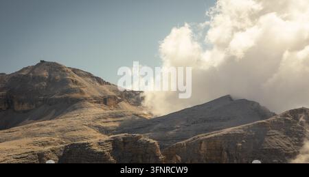 Wolken ziehen über felsige Gipfel in den Dolomiten, Italien Stockfoto