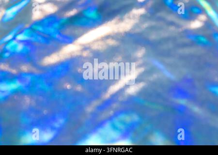 Irideszenzblauer abstrakter Hintergrund mit weichem Bokeh und schimmerndem Licht Stockfoto