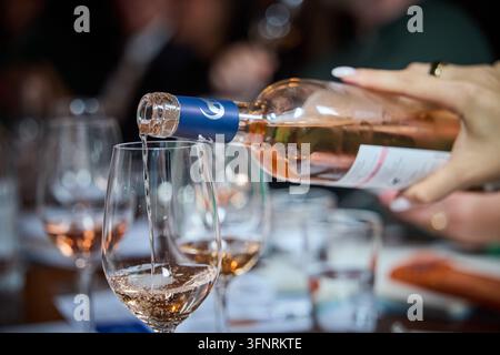 Rosawein wird eingeschenkt Stockfoto