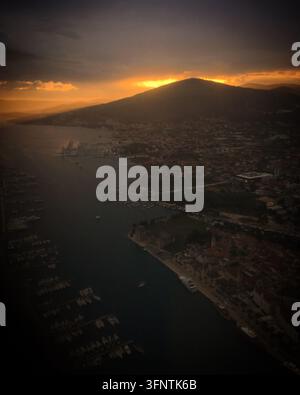 Luftbild von Split, Kroatien während des Sonnenuntergangs im Mai 2018. Das Bild zeigt die dalmatinische Küste mit der Adria links und der Stadt spr Stockfoto