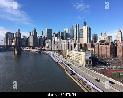 New Yorker Skyline im Januar 2019, die ikonischen Wolkenkratzer wie das One World Trade Center zeigt. Die Brooklyn Bridge ist links sichtbar und spannt Stockfoto