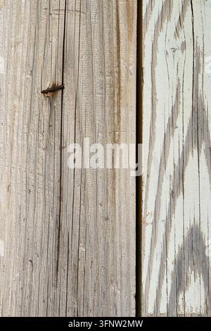 Verwitterte Holzplankenwandtextur mit abblätternder weißer Farbe und rustikaler Vintage-Oberfläche. Stockfoto