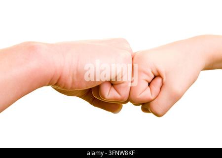 Frau und Kind berühren ihre geballten Fäuste Stockfoto