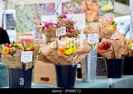 Frisch geschnittene Blumen zum Verkauf auf einem offenen Bauernmarkt Stockfoto