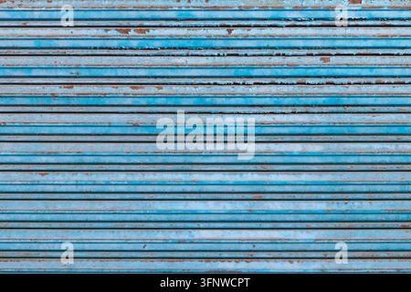 Rostblau gestrichene Metall-Rolltor-Tür – Grunge-Industrie-Textur-Hintergrund Stockfoto