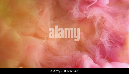 Dampftextur. Aquarelltinte. Orange-rosa Farbspritzer, flüssiger Spritzer auf nassem abstraktem Hintergrund. Buntes Kunst-Farbnebel-Gemisch mit Unschärfe. Stockfoto