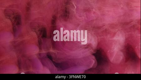 Unscharfer Spritz. Nebeltinte. Rosa-roter Flüssigpigment-Farbton, lila Textur. Unscharfe Wolkenwelle, die sich in abstrakter nasser Hintergrundtextur vermischt. Stockfoto