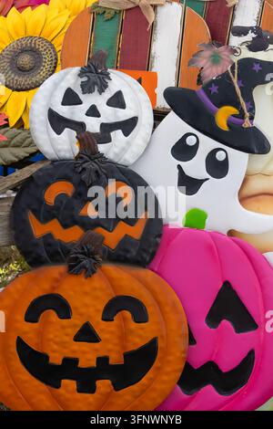 Bunte Halloween-Dekorationen mit bunt bemalten Blech-Kürbissen Stockfoto