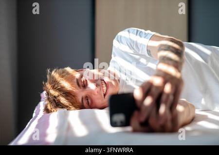 Mann verliebt, der seiner Partnerin schreibt. Stockfoto