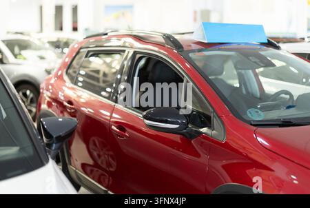 Vorderteil eines brandneuen Autos. Im Showroom geparkt Stockfoto