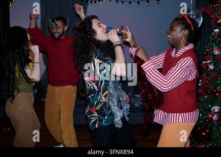 Verschiedene Freunde tanzen und feiern Weihnachtsfeier Stockfoto