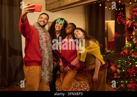 Verschiedene Gruppe von Freunden, die während der Weihnachtsfeier ein Selfie machen Stockfoto