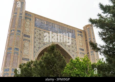 Niedrigwinkelaufnahme des Pischtak der Bibi-Khanym-Moschee, Samarkand, Usbekistan Stockfoto