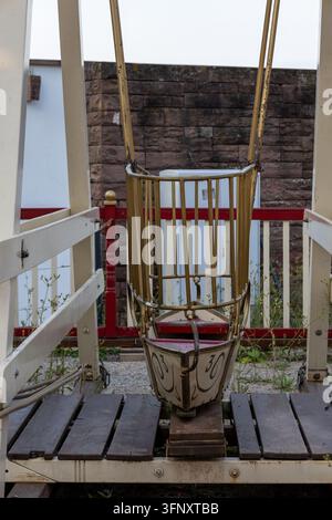 Nahaufnahme von verwitterten bemalten Metallgeländern, Holzlatten und Strukturtafeln einer Achterbahn im Höhenpark Killesberg in Stuttgart. Stockfoto