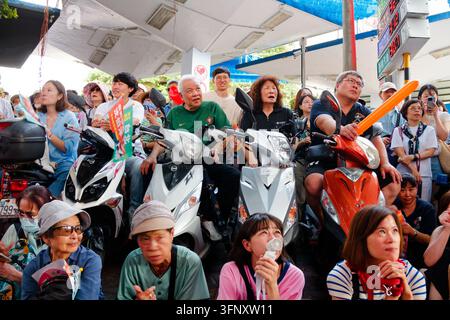 Taipeh, Taiwan - 04. Okt. 2026: Anhänger sitzen auf Rollern und auf dem Boden, um am Wahlkampfhauptquartier des DPP-Bürgermeisterkandidaten von Taipeh zu jubeln. Stockfoto