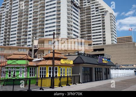 2019 Atlantic City (New Jersey) USA Strandpromenade mit einem Hochhaus, das zahlreiche Balkone, kleine Ess- und Freizeiteinrichtungen aufweist Stockfoto