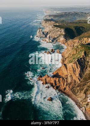 Küstenklippen mit Meereswellen, die unten brechen, Luftaufnahme der rauen Küstenlandschaft. Portugal Stockfoto