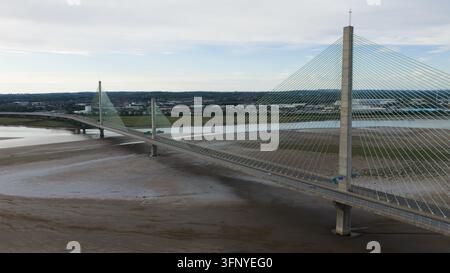 Luftaufnahme der Mersey Gateway Bridge, die bei Ebbe die River Mersey überspannt, mit Seilstütztürmen und der umgebenden Landschaft in Runcorn, England Stockfoto