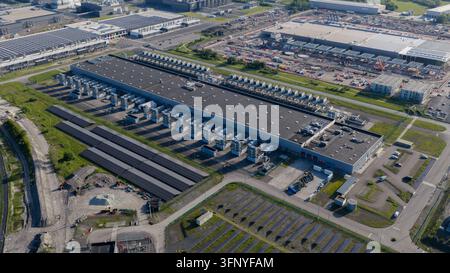 Luftbild des Google-Rechenzentrumskomplexes mit großen Industriegebäuden und Kühlinfrastruktur in Saint-Ghislain, Region wallonne, Belgien. Stockfoto
