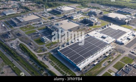 Luftbild des Google-Rechenzentrums in Saint-Ghislain, das große Industriegebäude mit Solarpanels und Kühlgeräten in Saint-Ghislain, R Stockfoto