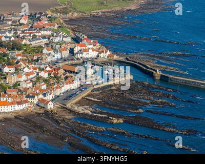 Luftaufnahme des Hafens von Pittenweem, East Neuk of Fife, Schottland, mit Blick entlang der Küste in Richtung Anstruther und Cellardyke an einem sonnigen Tag Stockfoto
