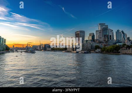Londoner Skyline mit modernem Finanzdistrikt und der Themse bei Sonnenuntergang mit Walkie-Talkie Stockfoto