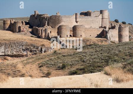 Mittelalterliche Festungsmauern erheben sich über die stille kastilische Sommerlandschaft (Caracena, Spanien: 17.07.2026) Stockfoto