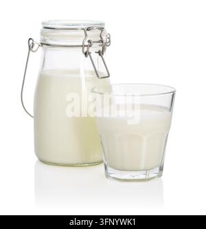 Milch in einer Flasche mit einem Glas Milch isoliert auf weißem Hintergrund mit Ausschnittpfad. Stockfoto