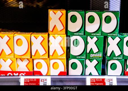 London, UK, 05. Oktober 2026, Schachteln mit Oxo-Hühner- und Gemüsebrühwürfeln auf einem Supermarktregal mit Preisschildern Stockfoto