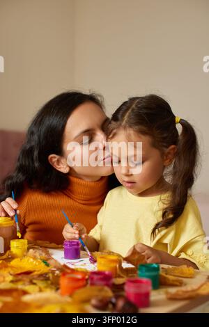 Mutter Tochter erschafft gemeinsam Herbstkunst Stockfoto