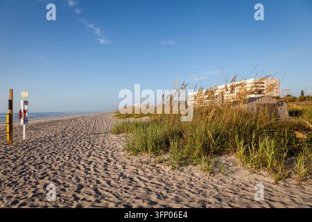 Hotels, Wohnungen und Apartments entlang der Küste von Cocoa Beach. Stockfoto