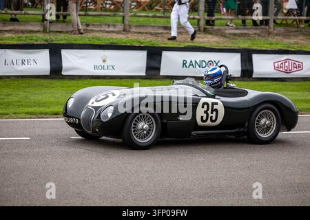 Dunkelgrünes Jaguar C-Type-Rennwagen mit der Nummer 35, das beim Goodwood Revival auf dem Goodwood Motor Circuit in West Sussex antritt Stockfoto