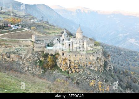 Das Tatev-Kloster, ein armenisch-apostolisches Kloster aus dem 9. Jahrhundert, steht auf einer Klippe mit Blick auf die Vorotang Schlucht in der Provinz Syunik, Armenien. Stockfoto