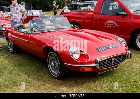 Roter Jaguar E-Type Serie 3 Roadster Frontansicht im Freien auf einer Oldtimerschau im Woodhorn-Museum in Northumberland Stockfoto