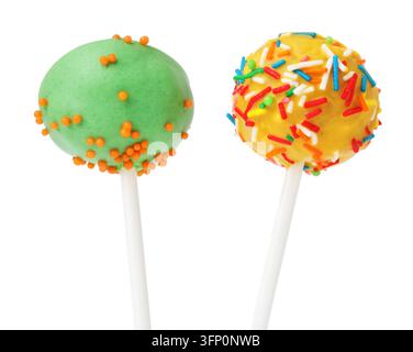 Zwei leckere Kuchen-Pops mit Streuseln auf weiß Stockfoto