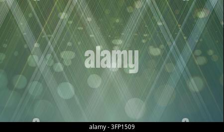 Abstrakter Hintergrund mit grünen sich schneidenden Lichtstrahlen und leuchtenden Bokeh-Kreisen, die einen dynamischen und leuchtenden visuellen Effekt erzeugen. Stockfoto