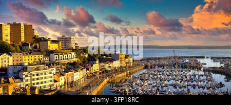 UK - DEVON: Panorama des belebten Innenhafens von Torquay mit der Bucht von Tor im Hintergrund, Englische Riviera (Pano von Edmund Nagele F.R.P.S.) Stockfoto